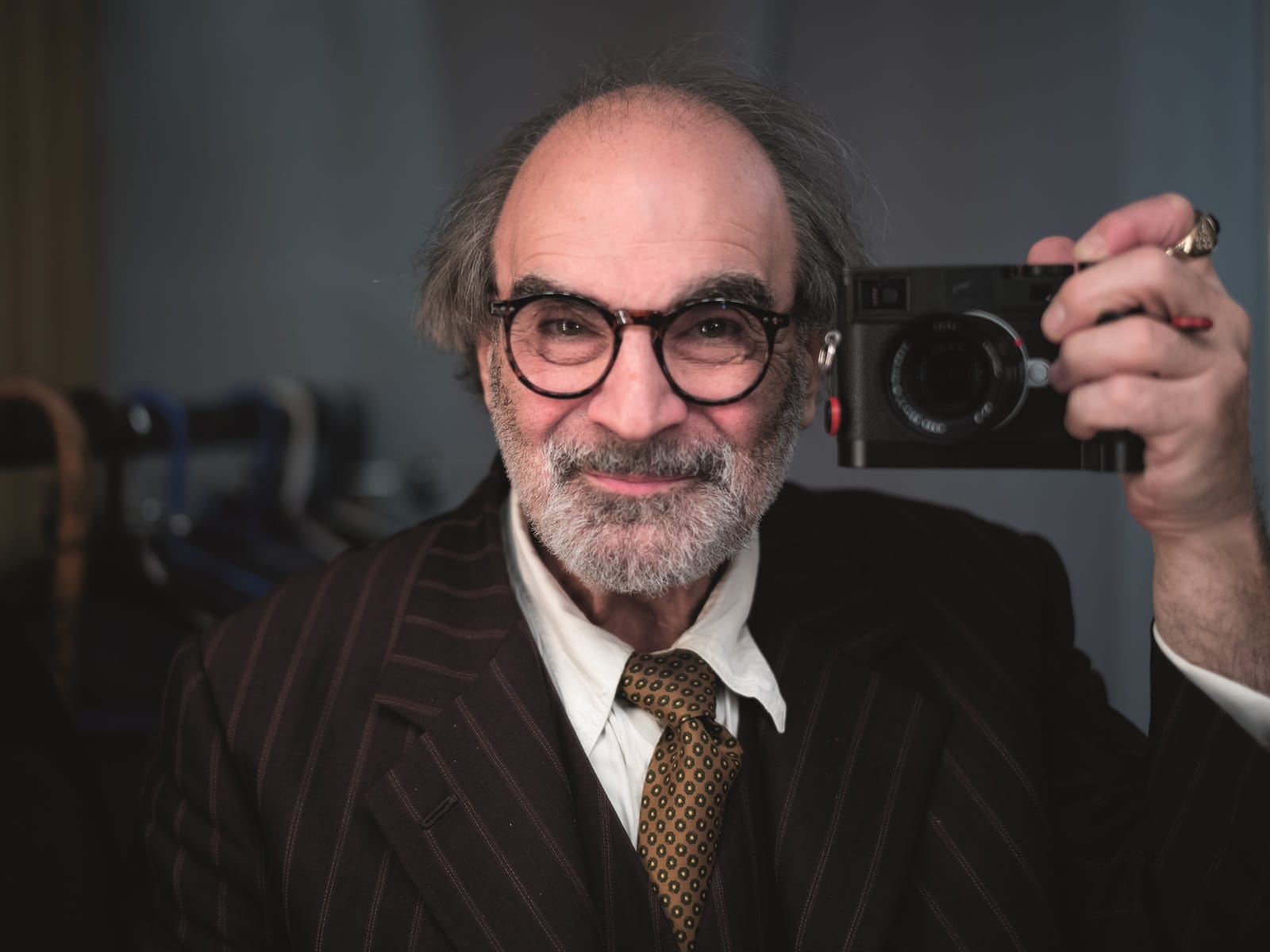 David Suchet odkládá Poirotovo sako. Za objektivem ukazuje, kým skutečně je